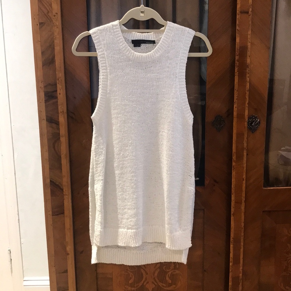 360 /sweater tunic in white. Excellent condition.